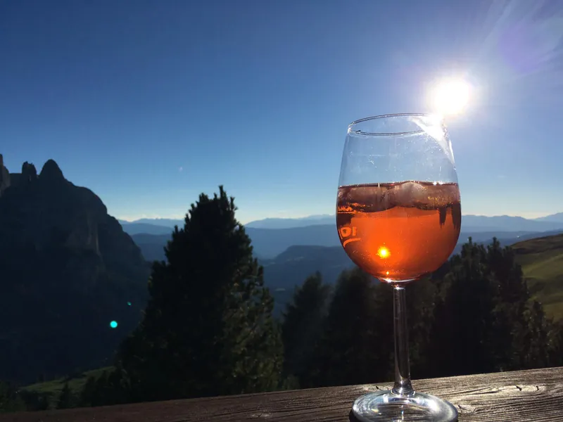 Abendstimmung mit einem Glas Wein und Blick auf den Schlern