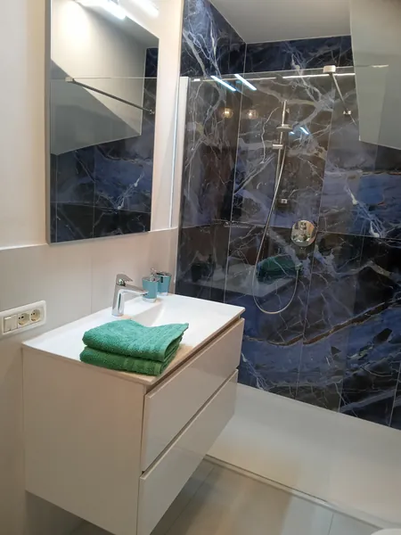 Das neue Bad mit Dusche und Waschtisch