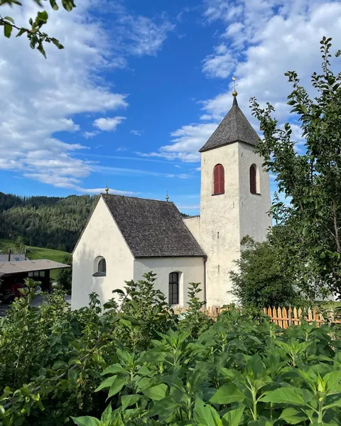 Die Kirche von Völs am Schlern im Sommer