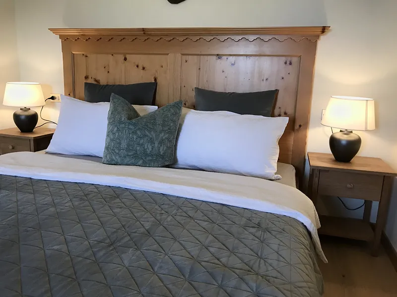 Schlafzimmer mit Doppelbett und Holzkopfteil