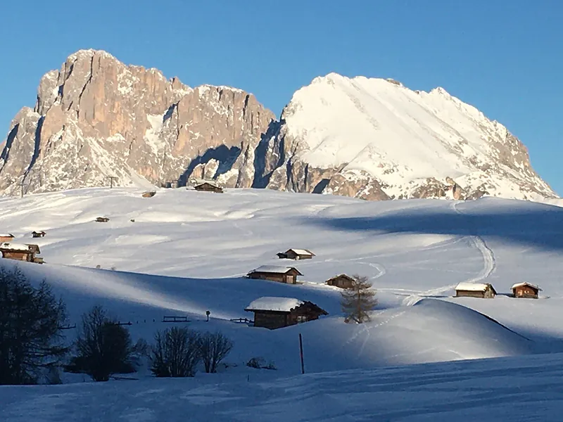 Die verschneite Seiser Alm mit Lang- und Plattkofel
