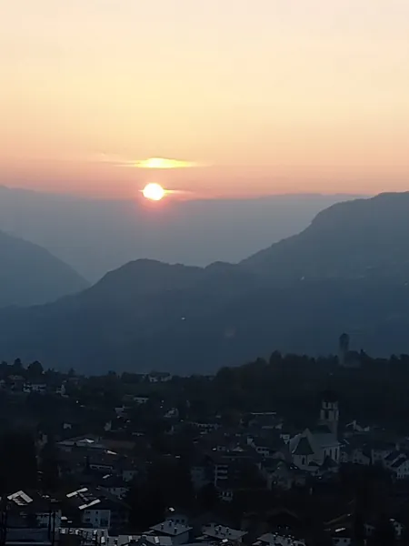 Sonnenuntergang über den Bergen