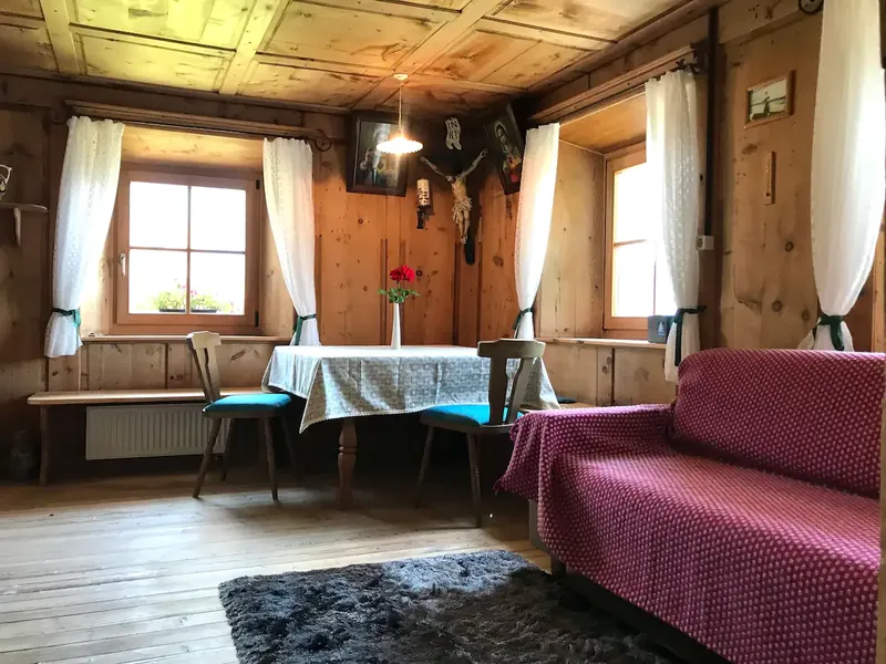 Essplatz am Fenster mit rotem Sofa